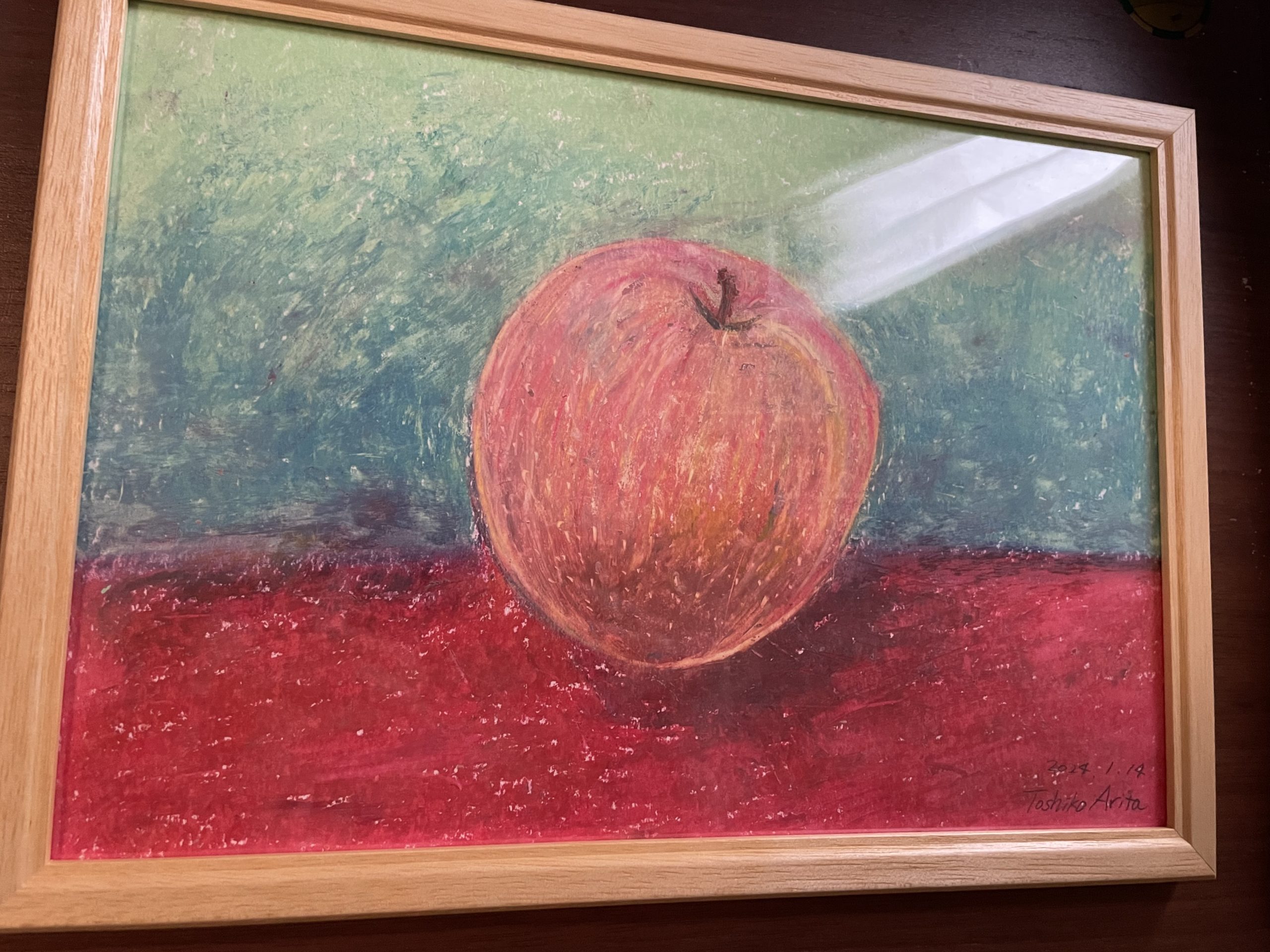 りんごと補色色相の背景